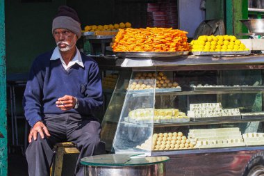 Udaipur, Hindistan - Ocak 03, 2020: Udaipur Rajasthan, Hindistan 'da geleneksel Hint sokak pazarı