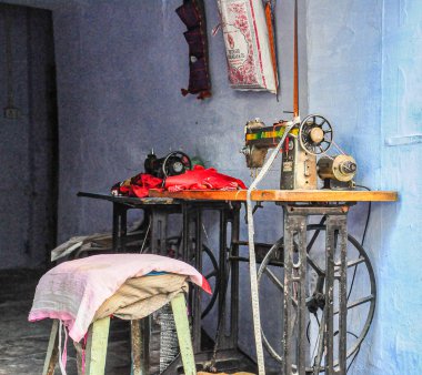 Udaipur, Hindistan - Ocak 03, 2020: Udaipur Rajasthan, Hindistan 'da geleneksel Hint sokak pazarı