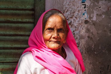 Udaipur, Hindistan - Ocak 03, 2020: Hindistan Rajasthani halkı Udaipur, Rajasthan sokaklarında ulusal giysiler içinde