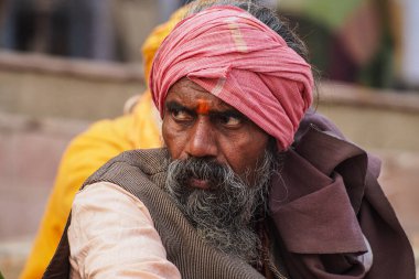 Varanasi, Hindistan - 23 Aralık 2019: Sadhu Varanasi 'deki ghatlarda, Uttar Pradesh, Hindistan' daki sofu kutsal adamlar