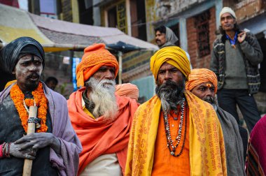 Varanasi, Hindistan - 23 Aralık 2019: Sadhu Varanasi 'deki ghatlarda, Uttar Pradesh, Hindistan' daki sofu kutsal adamlar