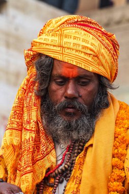 Varanasi, Hindistan - 23 Aralık 2019: Sadhu Varanasi 'deki ghatlarda, Uttar Pradesh, Hindistan' daki sofu kutsal adamlar