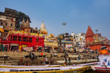 Varanasi, Hindistan - 23 Aralık 2019: Ganj Nehri 'nden Ghat ve Varanasi Şehri Sabah Görüşü