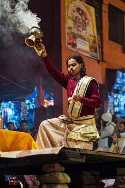 Varanasi, Hindistan - 25 Aralık 2019: Varanasi Uttar Pradesh Hindistan 'daki Dashashwamedh Ghat' ta Ganga Aarti