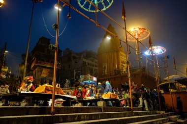 Varanasi, Hindistan - 25 Aralık 2019: Varanasi Uttar Pradesh Hindistan 'daki Dashashwamedh Ghat' ta Ganga Aarti