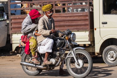 Jaisalmer, Hindistan - 31 Aralık 2019: Jaisalmer, Rajasthan sokaklarında motosikletli Hintli Rajasthani halkı