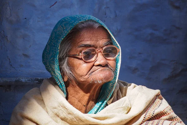 インド ジャイサルマー2019年12月31日 インド ラージャスターン州ジャイサルマーの路上で民族衣装を着た老婦人 — ストック写真