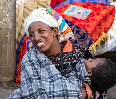 Addis Ababa, Etiyopya - Şubat 04, 2020: Miskaye Hizunan Medhanealem Kilisesi 'ndeki Etiyopya Ortodoks halkı