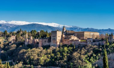 Arkasında Sierra Nevada dağları olan Granada, İspanya 'daki Alhambra Sarayı manzarası