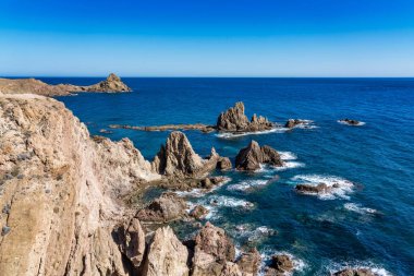 Cabo de Gata Nijar Park 'ın Rocky Sahili, Almerya, İspanya. Endülüs en büyük koruma alanı.
