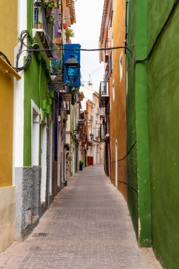 İspanya 'nın Costa Blanca bölgesindeki Villajoyosa liman bölgesinde geleneksel renkli cepheler.