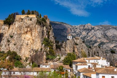 İspanya 'daki Guadelest Kalesi. El Castell de Guadalest İspanya 'nın Alicante eyaletinde yer alan bir şehirdir. Guadalest bir dağda yer alır ve turistik bir merkezdir..