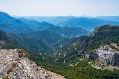 Fransız kırsalında. Albay de Rousset. Vercors 'un tepelerinin panoramik manzarası, Marly Hills ve vadi Val de Drome, Fransa
