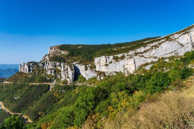 Fransız kırsalında. Albay de Rousset. Vercors 'un tepelerinin panoramik manzarası, Marly Hills ve vadi Val de Drome, Fransa