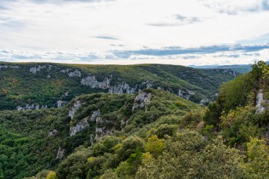 Vallon Pont d 'Arc köyünün ve Fransa' daki Ardeche dağlarının manzarası