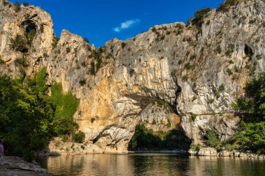 Pont D 'Arc, Fransa' nın güneyindeki Ardeche Nehri üzerindeki kaya kemeri.