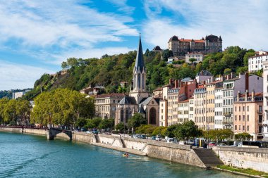 Saone Nehri 'nden Lyon şehri. Renkli evler ve nehirler, Avrupa' da Fransa.