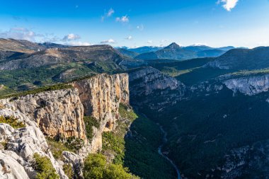 Verdon Gorge, Gorges du Verdon, Fransız Alpleri, Provence, Fransa 'da turkuaz yeşili kıvrımlı nehir ve yüksek kireçtaşı kayalarıyla ünlü kanyonun muhteşem manzarası.