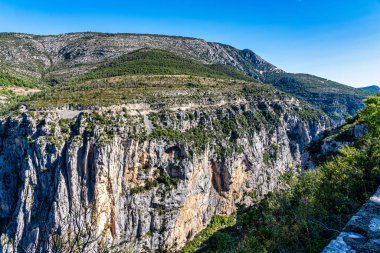 Verdon Gorge, Gorges du Verdon, Fransız Alpleri, Provence, Fransa 'da turkuaz yeşili kıvrımlı nehir ve yüksek kireçtaşı kayalarıyla ünlü kanyonun muhteşem manzarası.