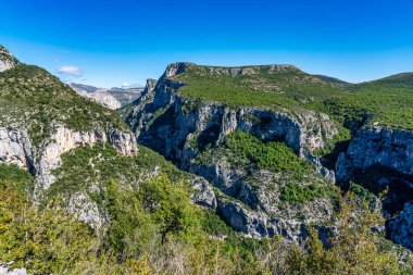 Verdon Gorge, Gorges du Verdon, Fransız Alpleri, Provence, Fransa 'da turkuaz yeşili kıvrımlı nehir ve yüksek kireçtaşı kayalarıyla ünlü kanyonun muhteşem manzarası.