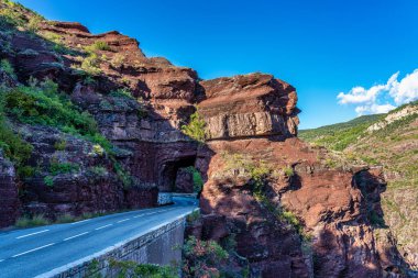 Gorges de Daluis veya var nehrinin oluşturduğu kayaların renginden dolayı yerel halk tarafından 