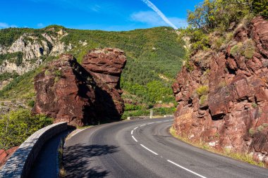 Gorges de Daluis veya var nehrinin oluşturduğu kayaların renginden dolayı yerel halk tarafından 