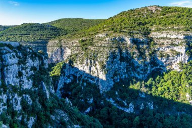 Verdon Gorge, Gorges du Verdon, Fransız Alpleri, Provence, Fransa 'da turkuaz yeşili kıvrımlı nehir ve yüksek kireçtaşı kayalarıyla ünlü kanyonun muhteşem manzarası.