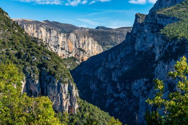 Verdon Gorge, Gorges du Verdon, Fransız Alpleri, Provence, Fransa 'da turkuaz yeşili kıvrımlı nehir ve yüksek kireçtaşı kayalarıyla ünlü kanyonun muhteşem manzarası.