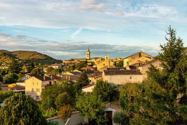 Puesta Sol Pueblo Vallon Pont Arc Las Montañas Ardeche Francia —  Fotos de Stock