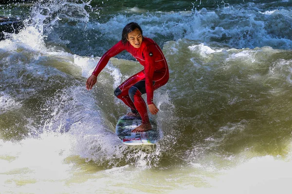 München Németország 2019 Július Szörfös Városi Folyóban München Híres Eisbach — Stock Fotó