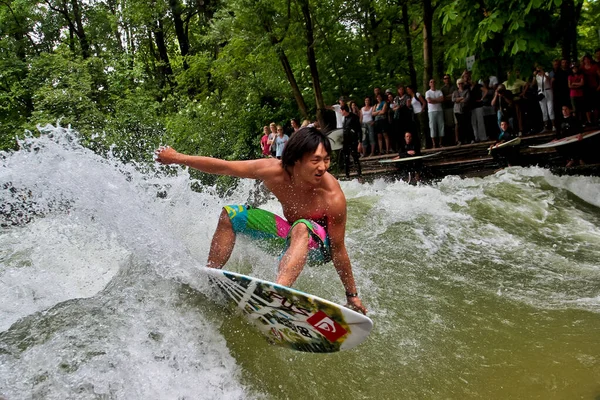 ミュンヘン ドイツ 2019年7月13日 ミュンヘン市内の川のサーファーは Eisbachと呼ばれる都市環境でサーフィンする人々のために有名です — ストック写真