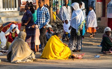 Addis Ababa, Etiyopya - Şubat 04, 2020: Miskaye Hizunan Medhanealem Kilisesi 'ndeki Etiyopya Ortodoks halkı