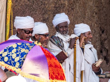Lalibela, Etiyopya - 13 Şubat 2020: Bet Maryam Kilisesi 'nde Etiyopya halkı, Lalibela, Etiyopya Afrika' da St. Mary Kilisesi