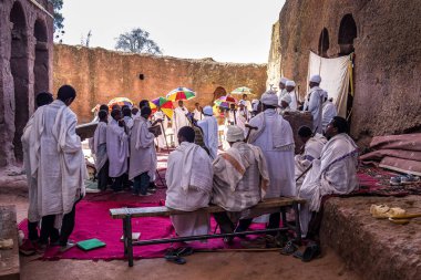 Lalibela, Etiyopya - 13 Şubat 2020: Bet Maryam Kilisesi 'nde Etiyopya halkı, Lalibela, Etiyopya Afrika' da St. Mary Kilisesi