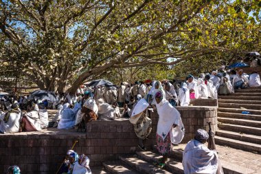 Lalibela, Etiyopya - 13 Şubat 2020: Bet Maryam Kilisesi 'nde Etiyopya halkı, Lalibela, Etiyopya Afrika' da St. Mary Kilisesi