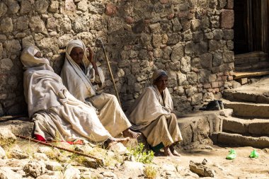 Lalibela, Etiyopya - 14 Şubat 2020: Lalibela, Etiyopya, Afrika yakınlarındaki ünlü Neakuto Leab Manastırında Etiyopya halkı