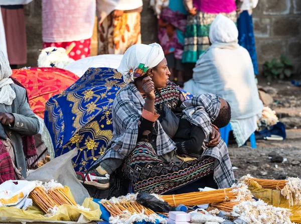 Addis Ababa, Etiyopya - Şubat 04, 2020: Miskaye Hizunan Medhanealem Kilisesi 'ndeki Etiyopya Ortodoks halkı