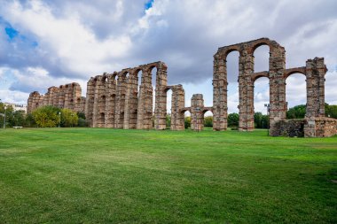 Acueducto de los Milagros, Merida, Extremadura, İspanya 'daki Mucizevi Aqueduct Roma su kemeri köprüsü olup bugün İspanya' nın başkenti Emerita Augusta 'daki Roma kolonisine su sağlamak için inşa edilmiştir..