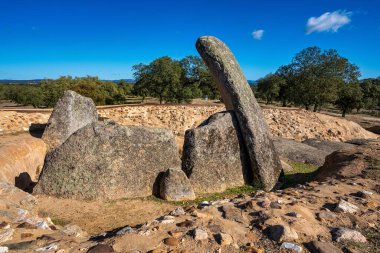 Lacara Dolmenleri, cenaze odası. La Nava de Santiago yakınlarındaki antik megalitik bina, Extremadura. İspanya
