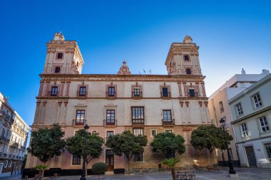 DelCarmen Kilisesi 'nin koyu beyaz, turuncu, sarı ve mavi renkleri, Iglesia del Carmen de Nuestra Senora del Carmen y Santa Teresa, Cadiz, Endülüs, İspanya, Avrupa