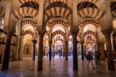 Cordoba, İspanya - 31 Ekim 2019: Mezquita Katedrali içindeki Fas mimarisi veya Cordoba, Endülüs, İspanya 'daki Büyük Cami