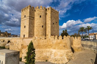 Cordoba, İspanya - 31 Ekim 2019: Calahorra Kulesi, Torre de la Calahorra, İspanya. 12. yüzyılın sonlarında yakınlardaki Roma Köprüsü 'nü korumak için Almohads tarafından inşa edilmiş güçlendirilmiş bir kapı.