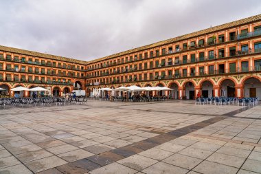 Cordoba, İspanya - 02 Kasım 2019: Corredera Meydanı, Plaza de la Corredera, İspanya. Plaza de la Corredera, Endülüs 'ün en büyük meydanlarından biridir..