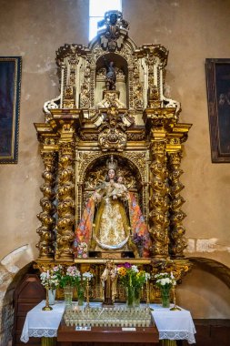 Cordoba, İspanya - 02 Kasım 2019: Cordoba, Endülüs, İspanya 'daki San Lorenzo Kilisesi. 1244 ile 1300 yılları arasında Romanesk ve Gotik mimari arasında geçiş tarzında inşa edilmiştir..