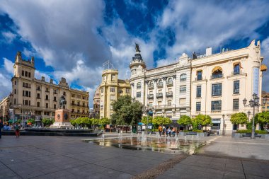 Cordoba, İspanya - 31 Ekim 2019: Cordoba, Endülüs şehir merkezindeki ana Tendillas Meydanı, Plaza de las Tendillas, İspanya