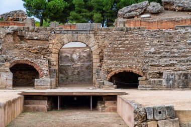 Merida, İspanya - 4 Kasım 2019: Merida 'da Roma Amfitiyatrosu, İspanya Extremadura' da Augusta Emerita. Roma Şehri - Tapınaklar, Tiyatrolar, Anıtlar ve Arenalar
