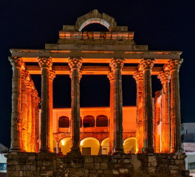 Merida, İspanya - Kasım 04, 2019: Merida 'daki Diana' nın Roma tapınağı gece aydınlandı, İspanya 'nın Badajoz eyaleti, Extremadura.
