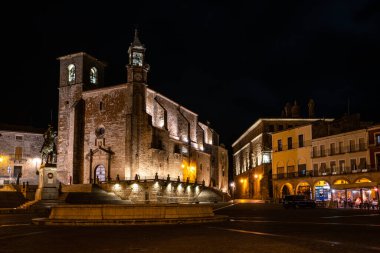 Trujillo, İspanya - 12 Kasım 2019 gece Plaza Mayor 'daki San Martin Kilisesi, Trujillo Meydanı. Küçük bir ortaçağ kasabası, Fatih Francisco Pizarro 'nun doğduğu yer..