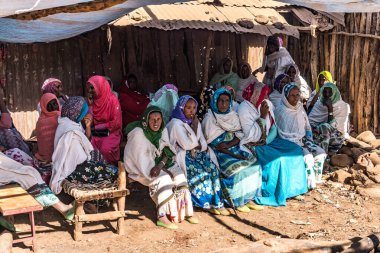 Aksum, Etiyopya - Şubat 08, 2020: Etiyopya halkı Axum 'dan Simien dağlarına, Kuzey Etiyopya, Afrika.