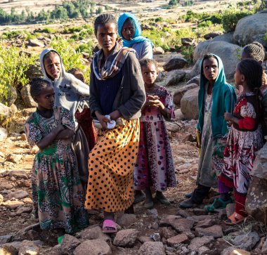 Aksum, Etiyopya - Şubat 08, 2020: Etiyopya halkı Axum 'dan Simien dağlarına, Kuzey Etiyopya, Afrika.